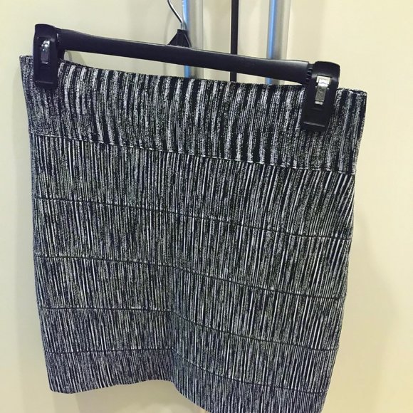 BCBG MAXAZRIA BANDAGE SKIRT MEDIUM - Picture 2 of 3